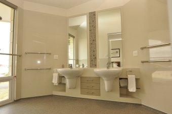 Robe Resort Ensuite Bathroom - Click to enlarge